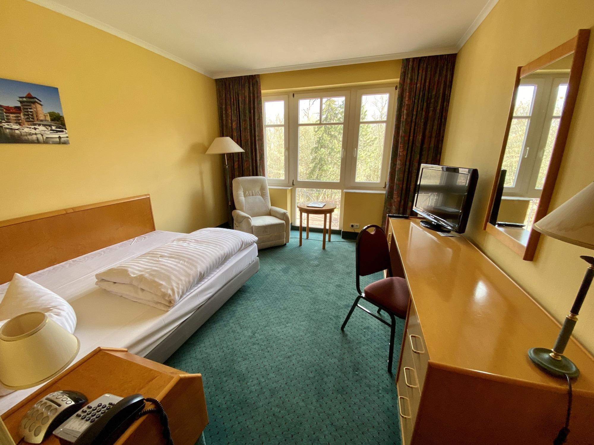 Park Hotel Fasanerie Нойстрелиц Екстериор снимка